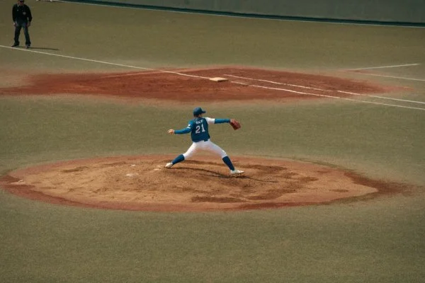 baseball pitcher throwing game